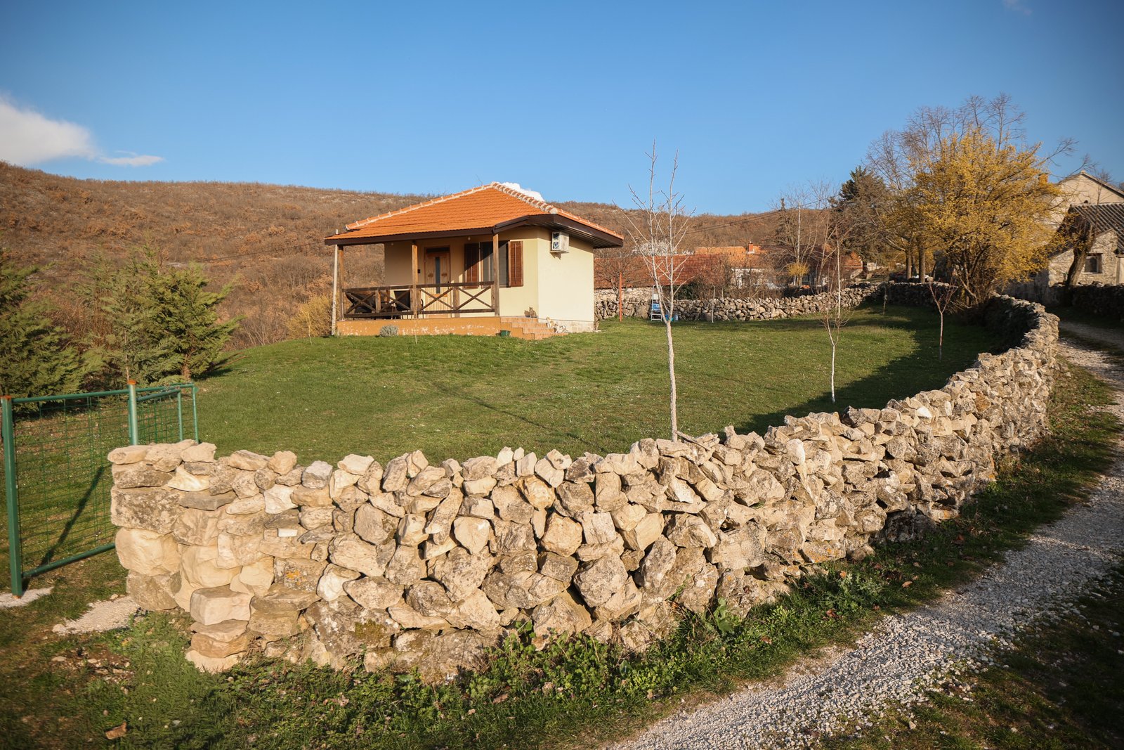 Kućica na obali Bilećkog jezera