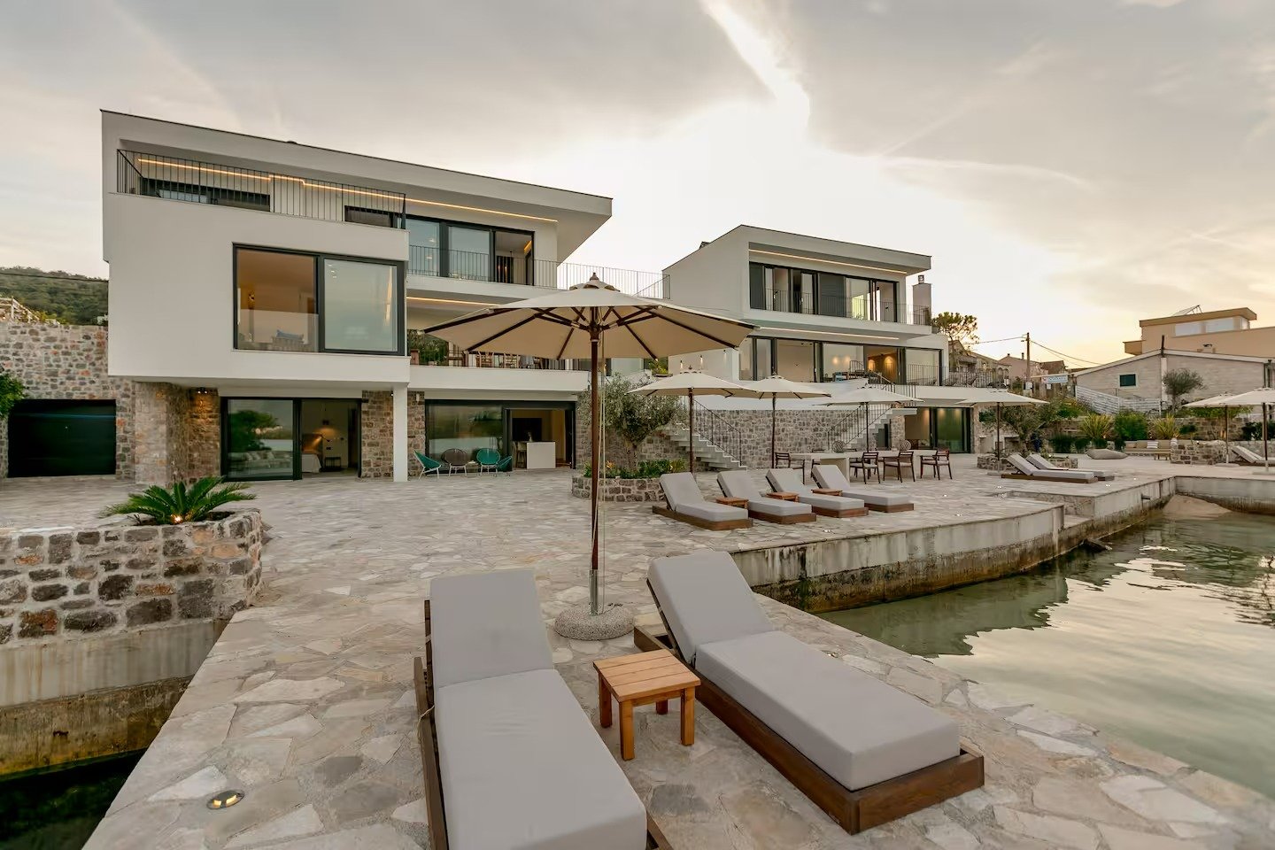 Luksuzna vila na obali mora sa privatnom plažom i vezom za brod