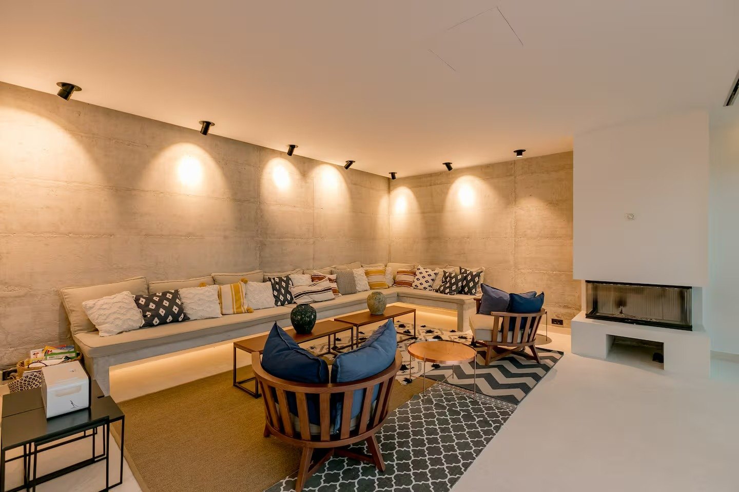 Luksuzna vila na obali mora sa privatnom plažom i vezom za brod