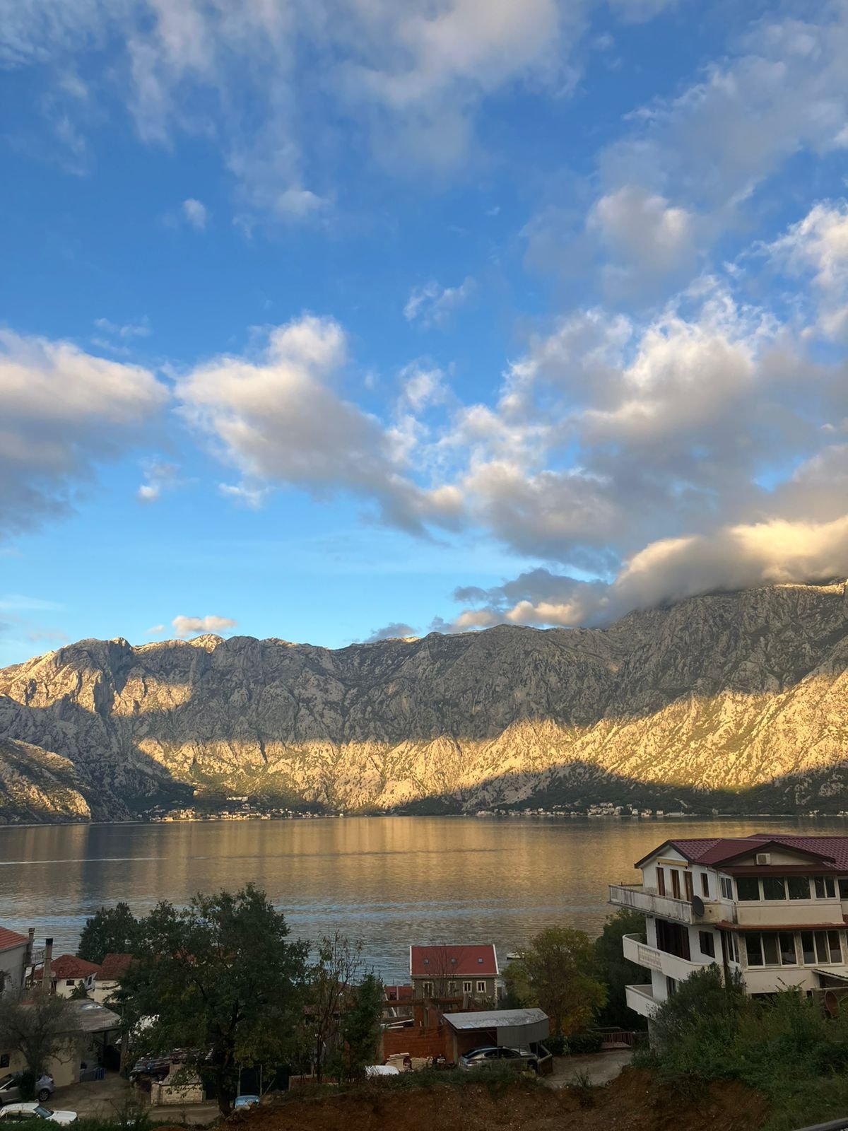 Prčanj – Dvosoban stan sa pogledom na more | 3.000 € / m²