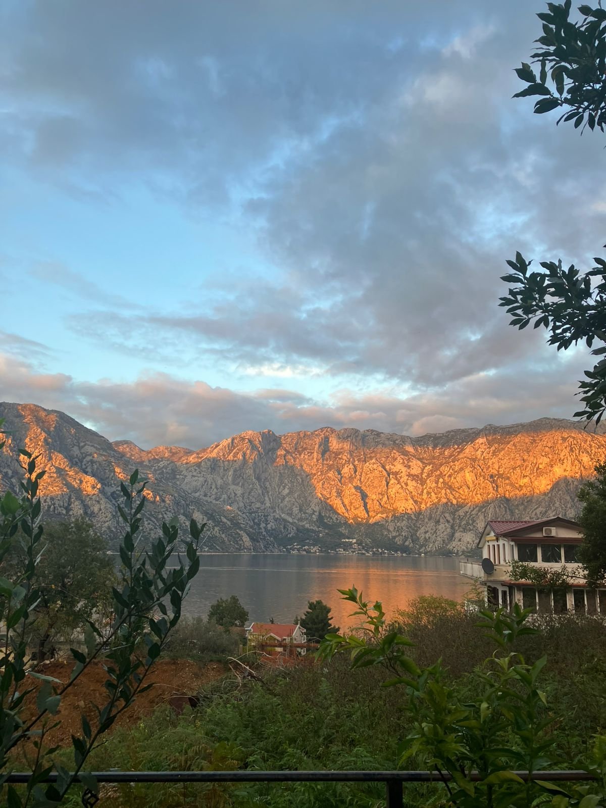 Prčanj – Dvosoban stan sa pogledom na more | 3.000 € / m²