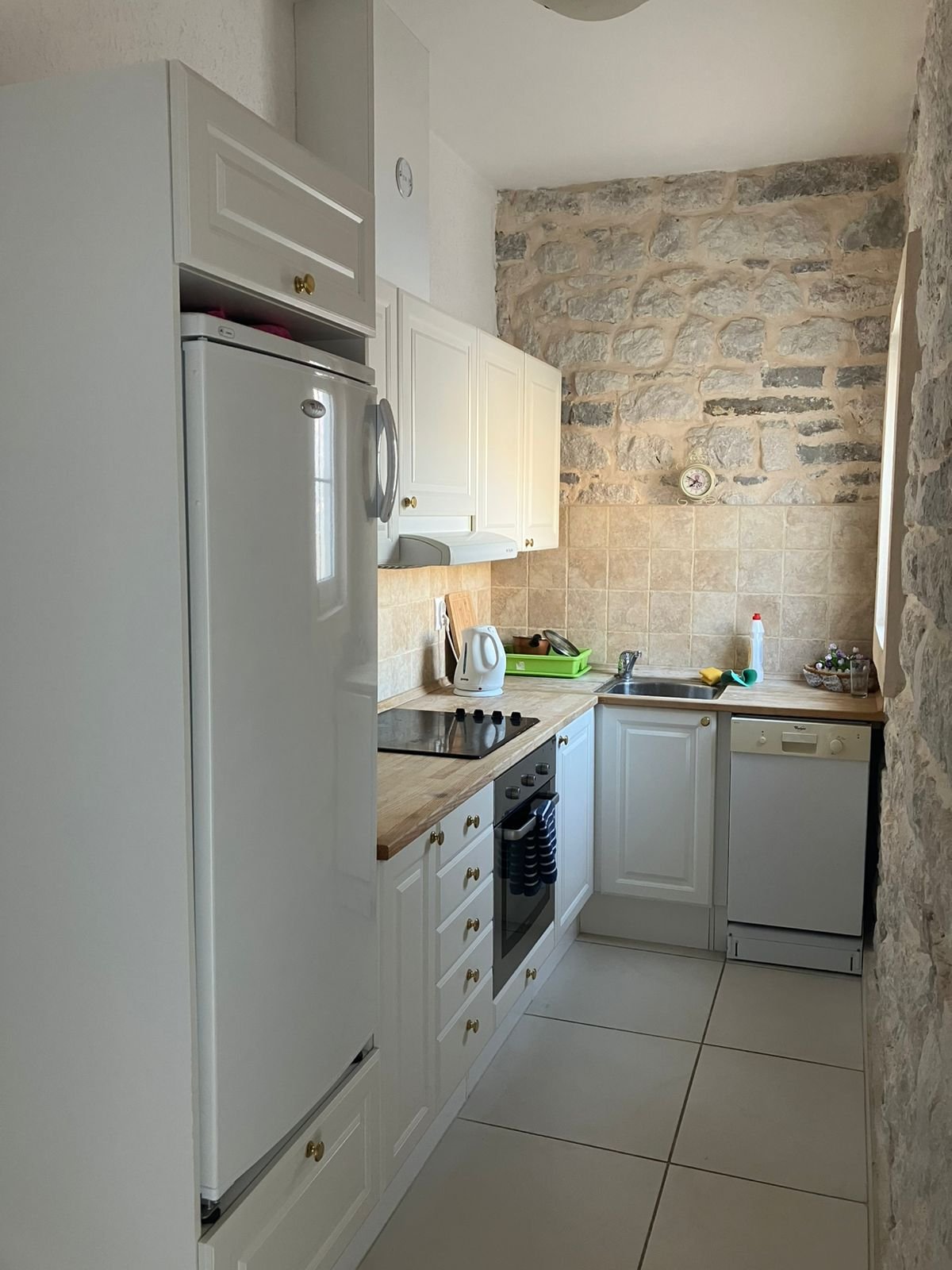 Ekskluzivan jednosoban stan u autentičnoj kamenoj palati na prvoj liniji – Prčanj