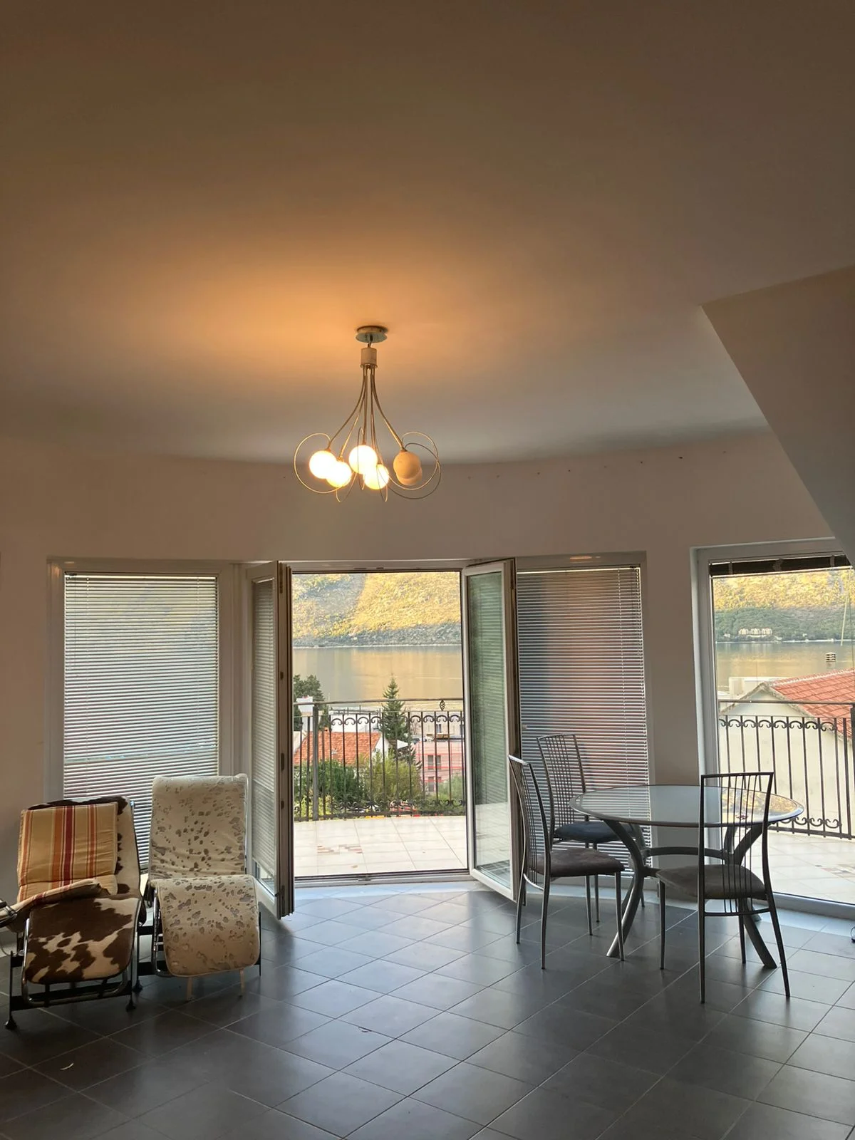 Prčanj – Dvosoban stan sa pogledom na more | 3.000 € / m²